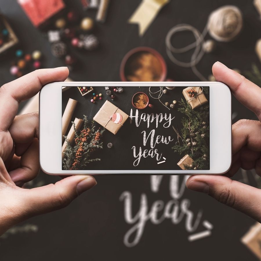 Nuovo anno tramite display di smartphone, come metafora dei Social Media nel 2022 protagonisti