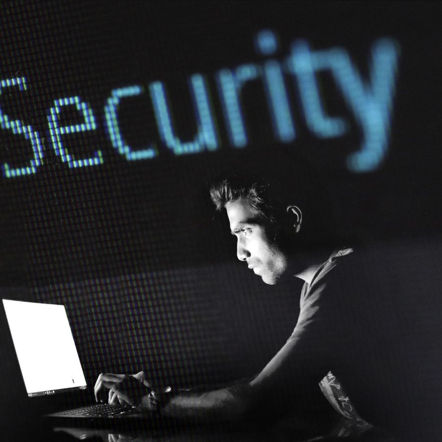 utente che naviga sul computer con scritta security in alto, come metafora di Privacy Policy e Cookies